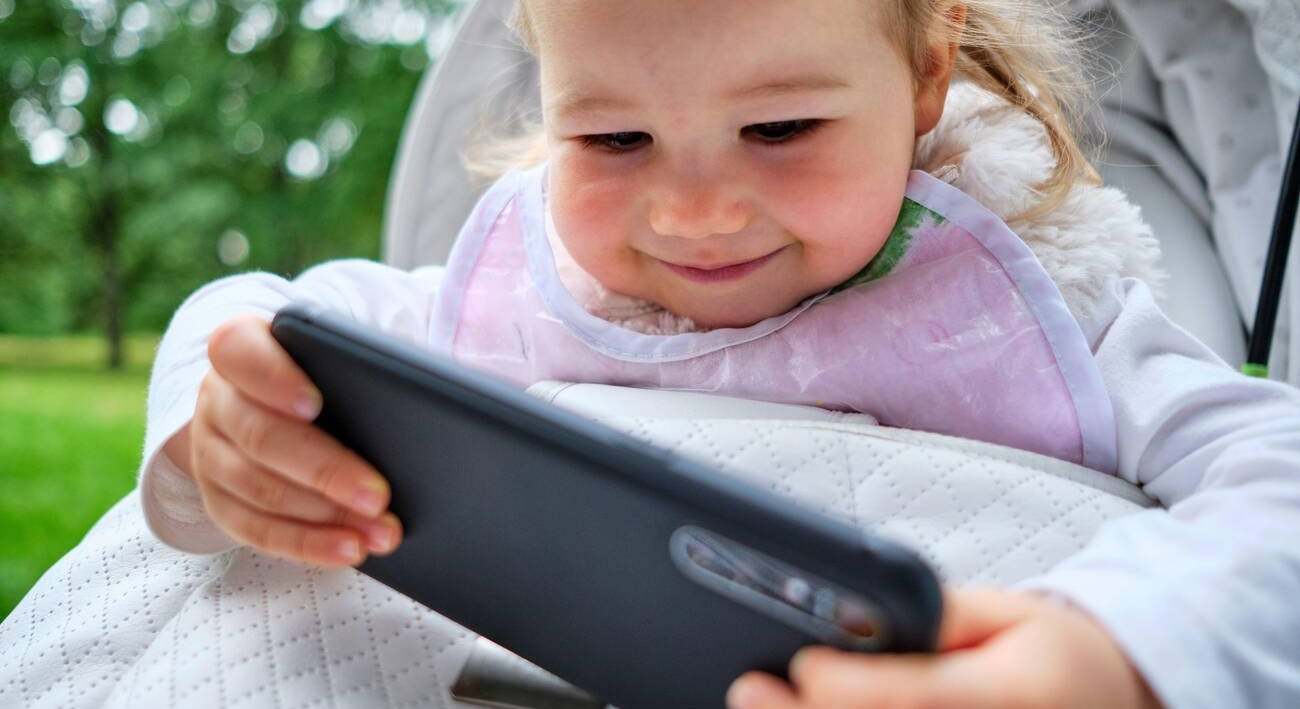 Neurólogos confirman que el tiempo que los niños pasan frente a pantallas "reprograma su cerebro"