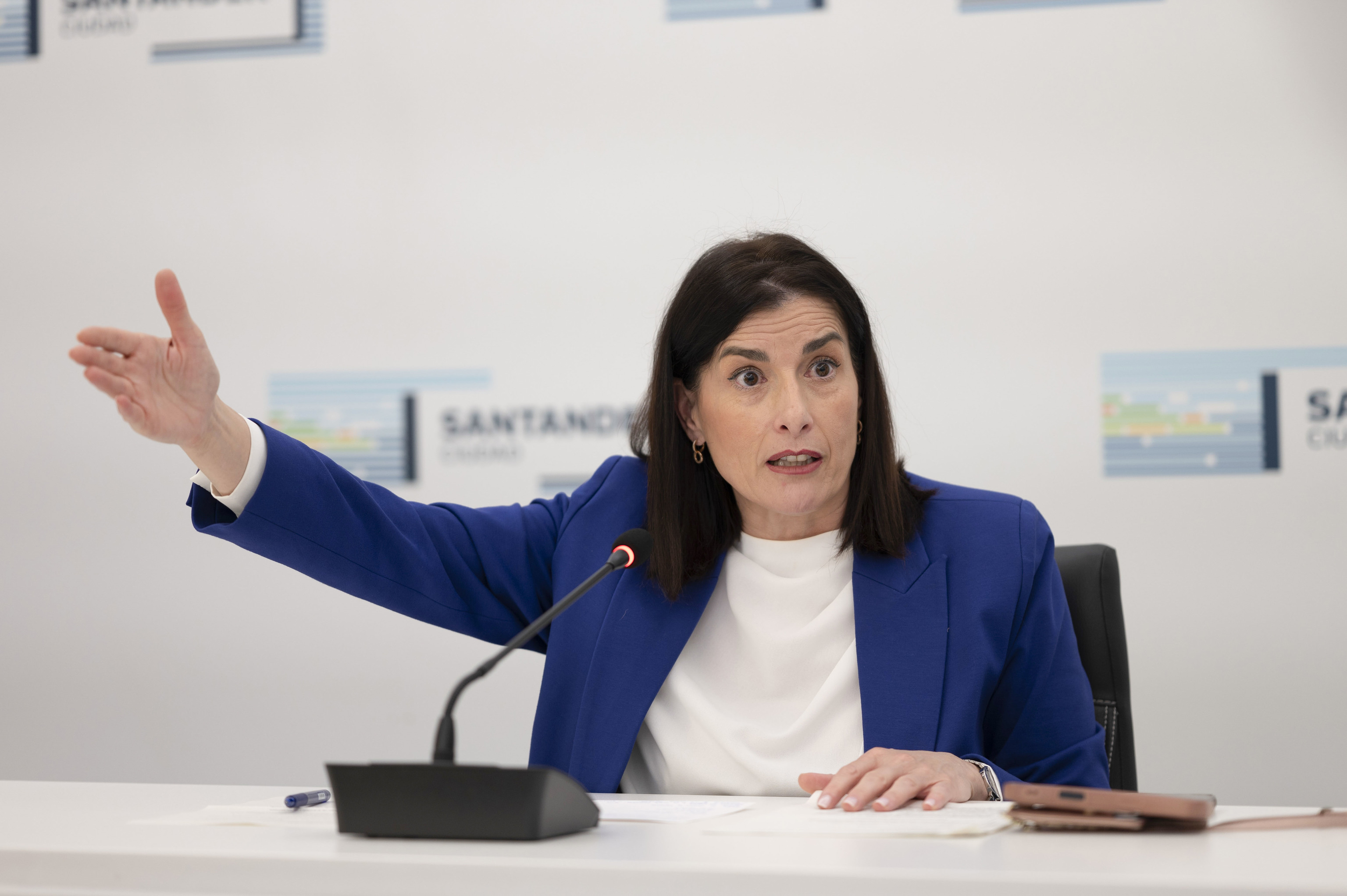 La alcaldesa de Santander Gema Igual durante la última de las tres comparecencias ante los medios para analizar la investigación sobre la pasarela de El Bocal.