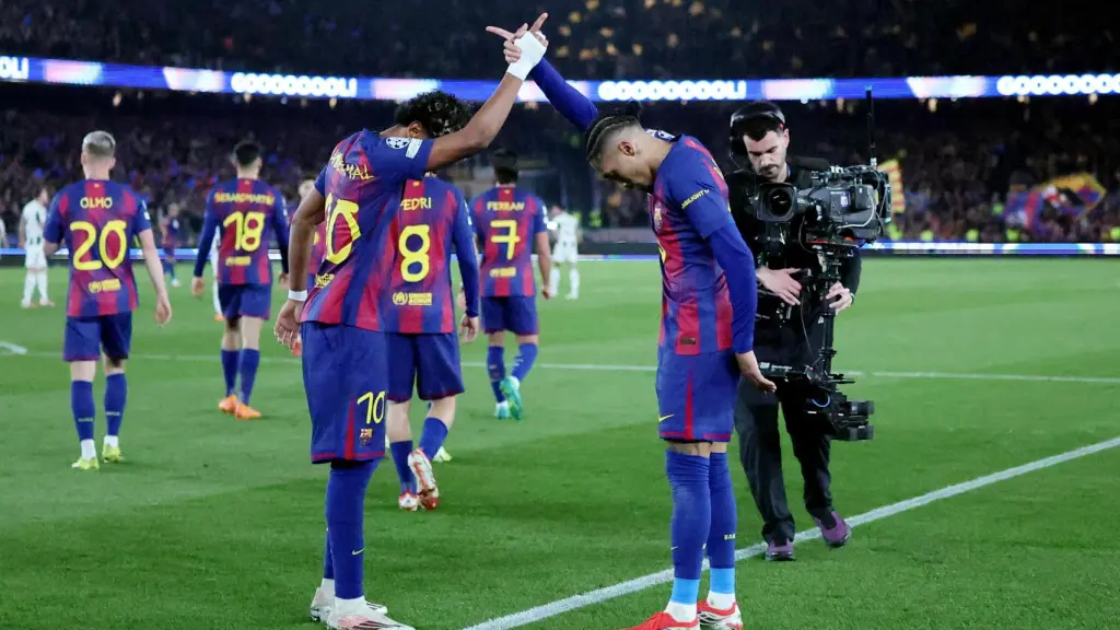 Raphinha y Lamine Yamal celebran uno de los goles anotados contra el Newcastle.
