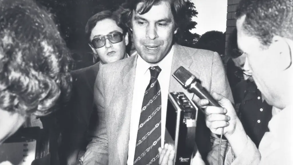 Felipe González, haciendo declaraciones en Moncloa. Detrás, Fernando Ónega.
