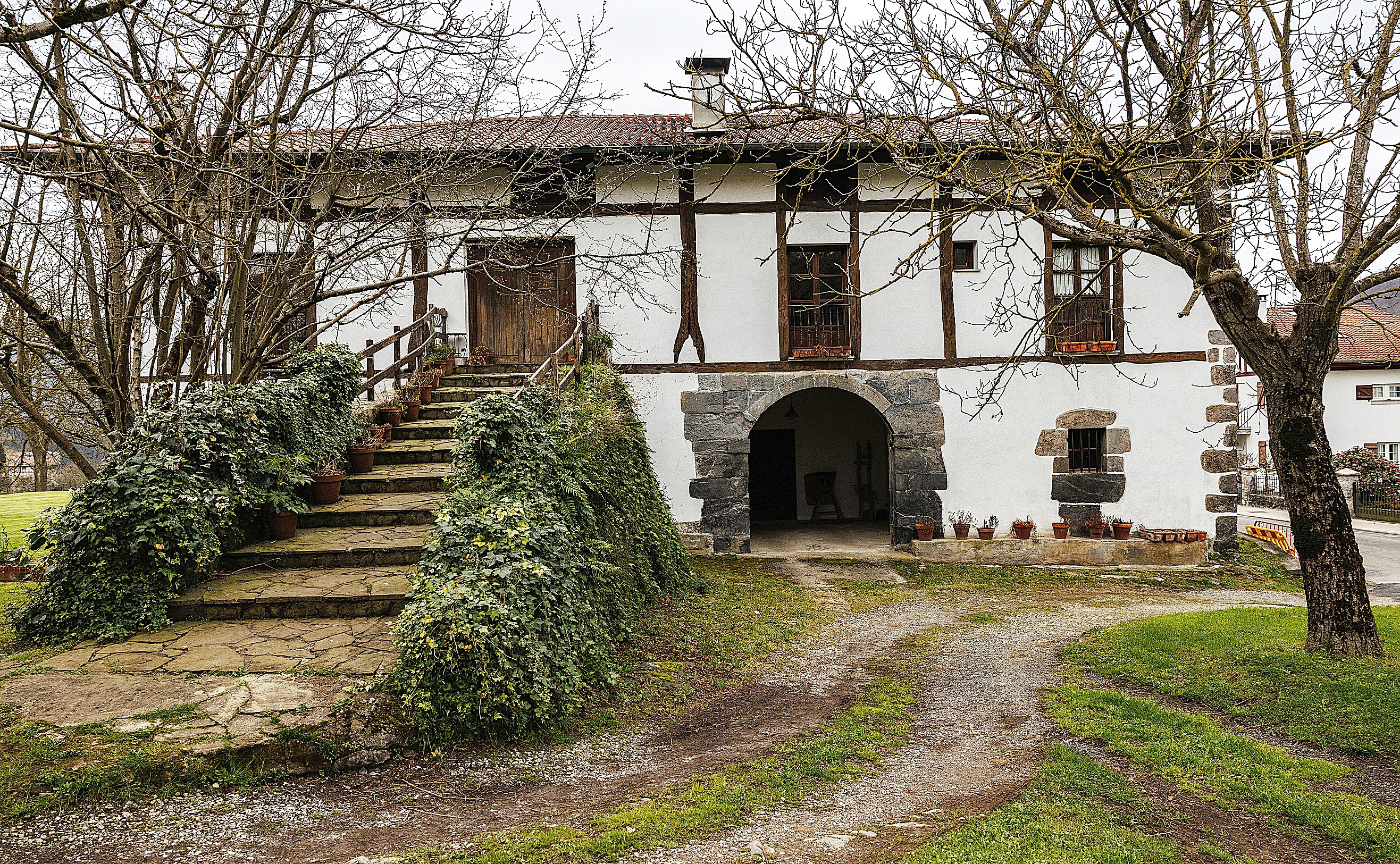 Fachada del caserío 'Arretxe', ubicado en el pequeño municipio de Alzo (Guipúzcoa), donde presos y víctimas de ETA se han reunido a instancias del Gobierno vasco.