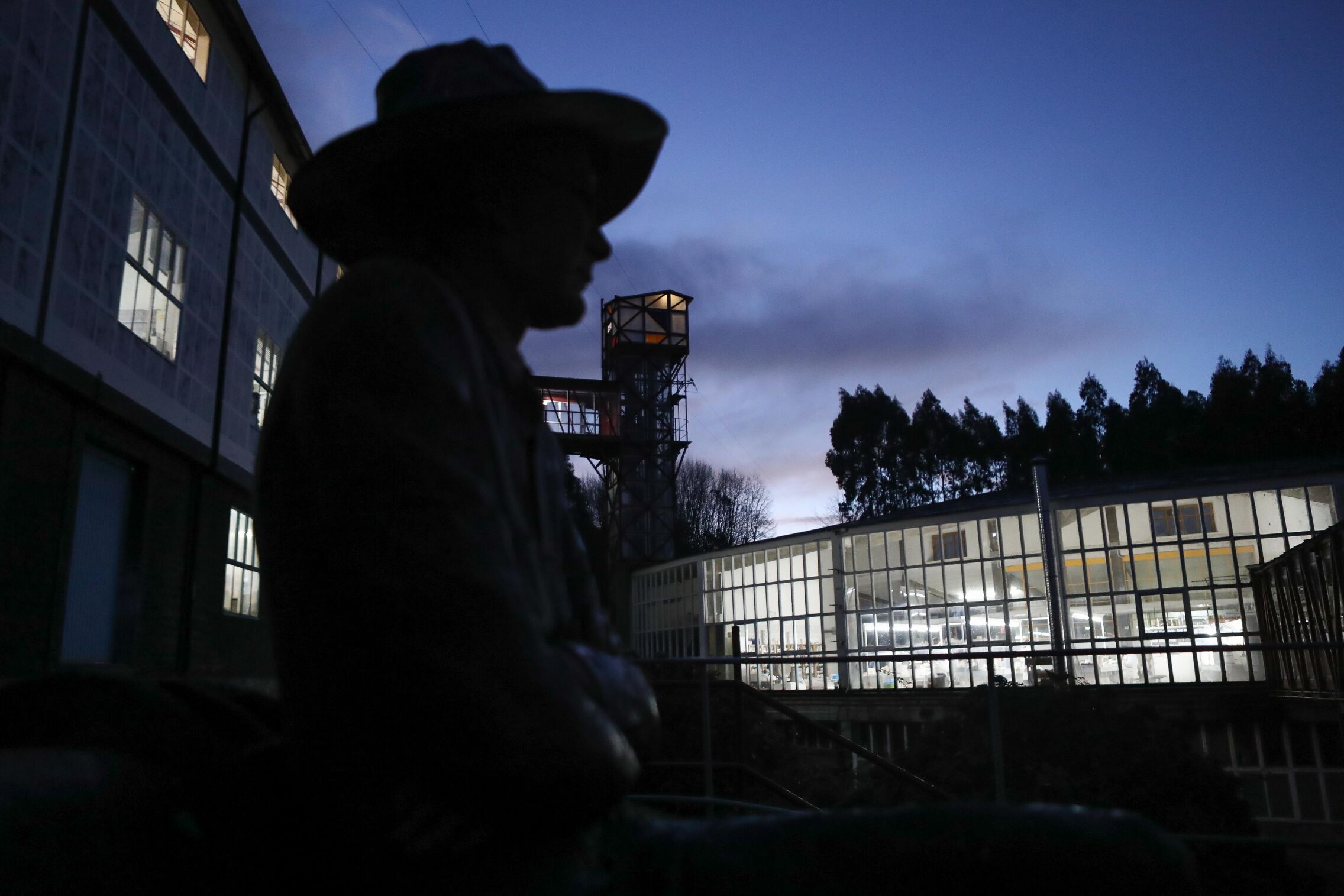 El paro, la incapacidad de ser proveedores materiales o la falta de autoeficacia son factores detrás del suicidio masculino. (Foto: Europa Press/Carlos Castro)