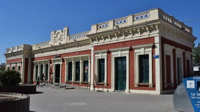 El edificio decimonónico de la estación de Cornellà. (Foto: Renfe) 