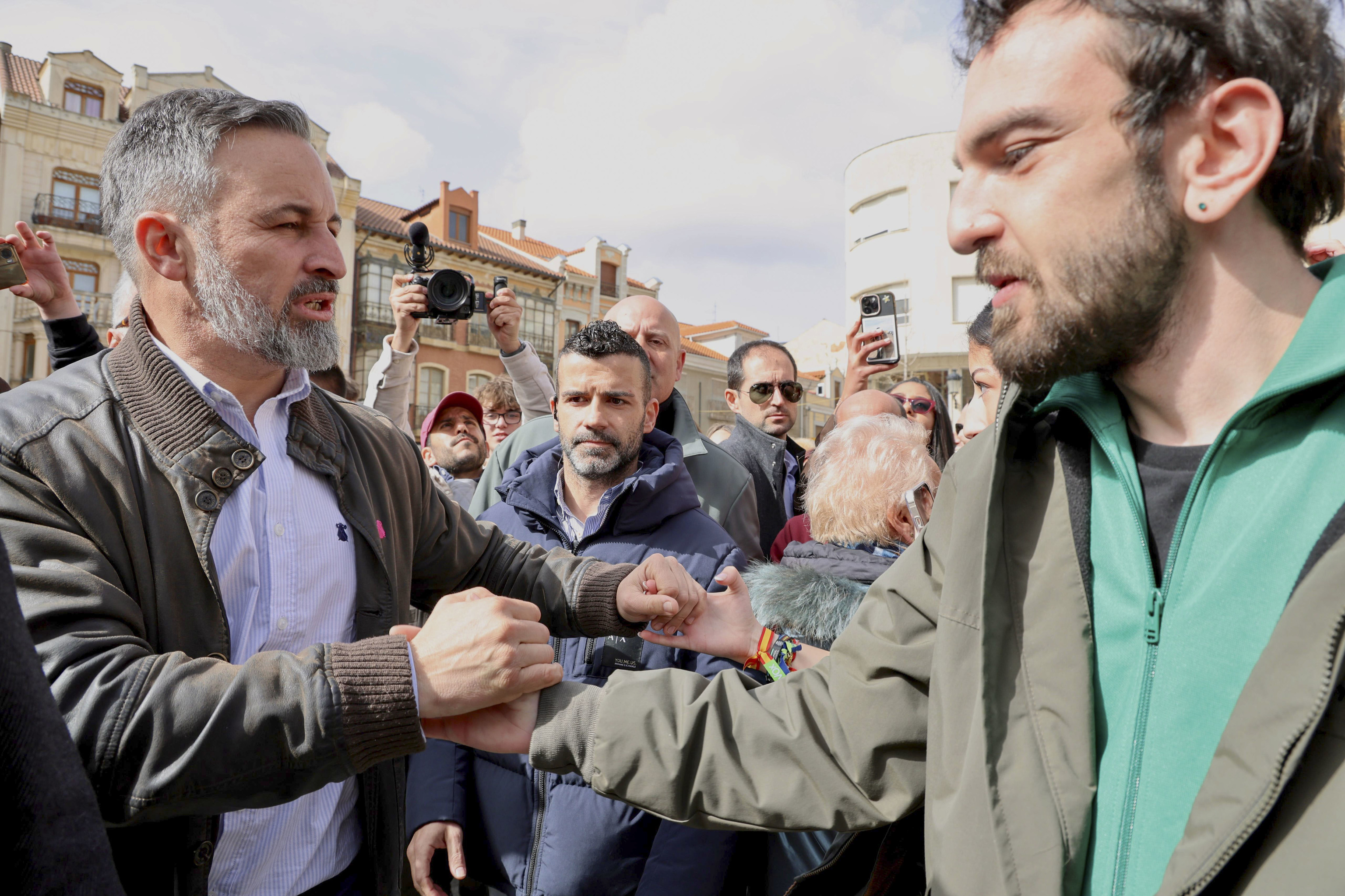 El presidente de Vox, Santiago Abascal, durante su visita de este martes a La Bañeza (León)