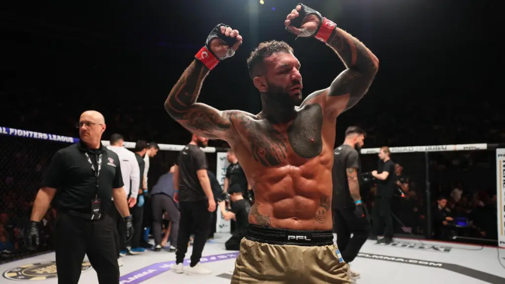 Franco Tenaglia y su pose tras su victoria en PFL Madrid