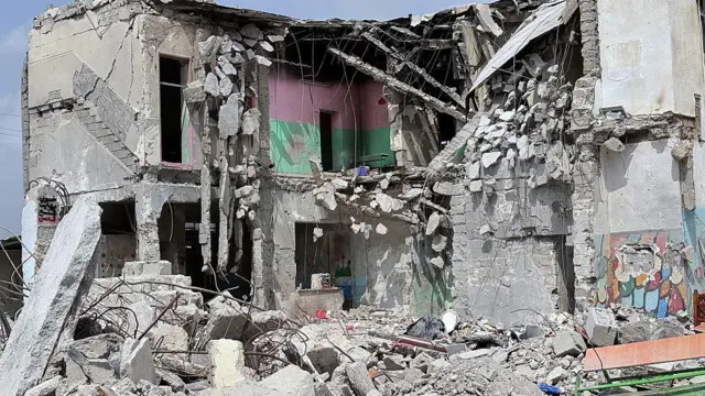 La escuela primaria parcialmente destruida en Minab, Irán
