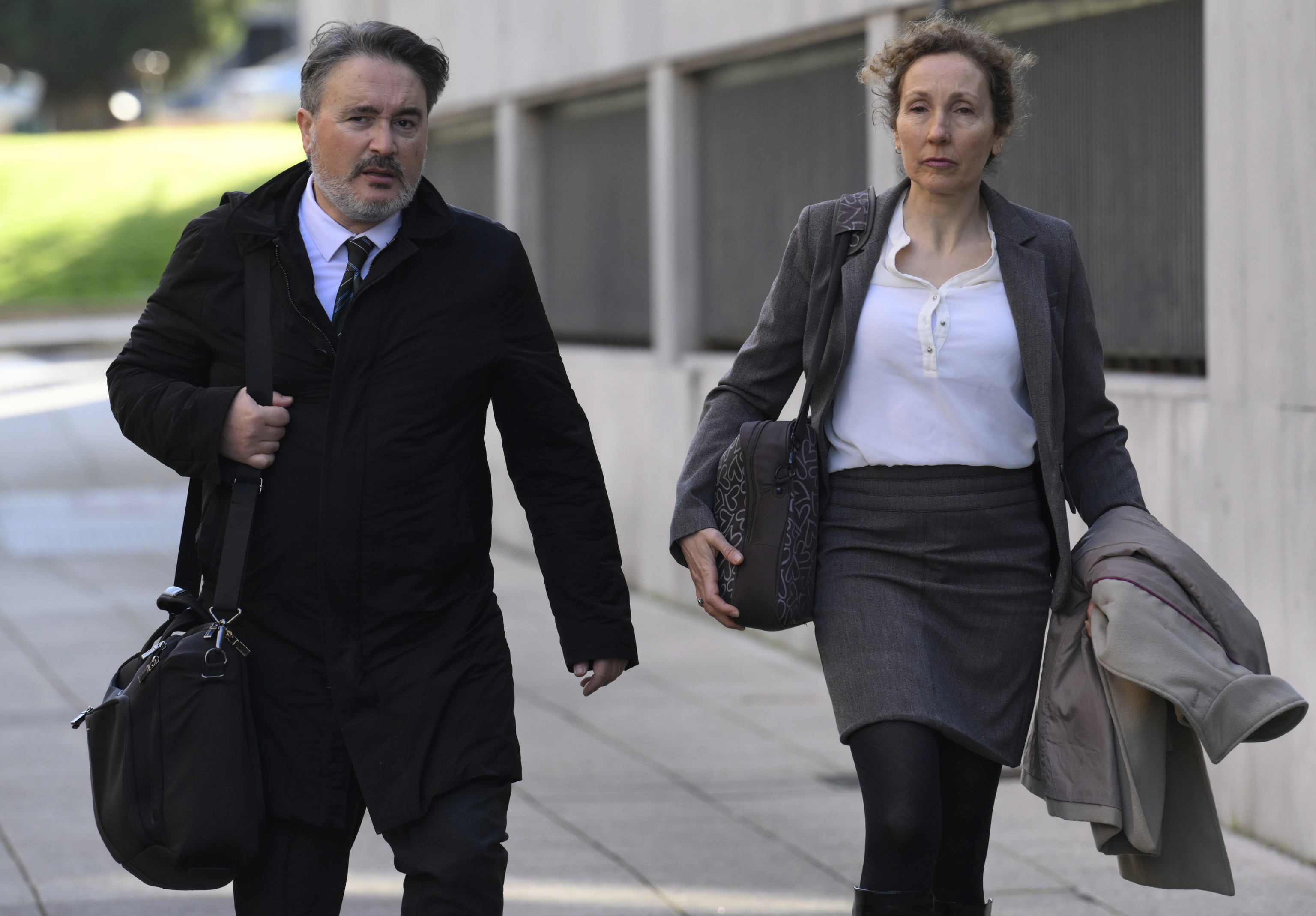 Los abogados del matrimonio llegan a la Audiencia de Oviedo este jueves.