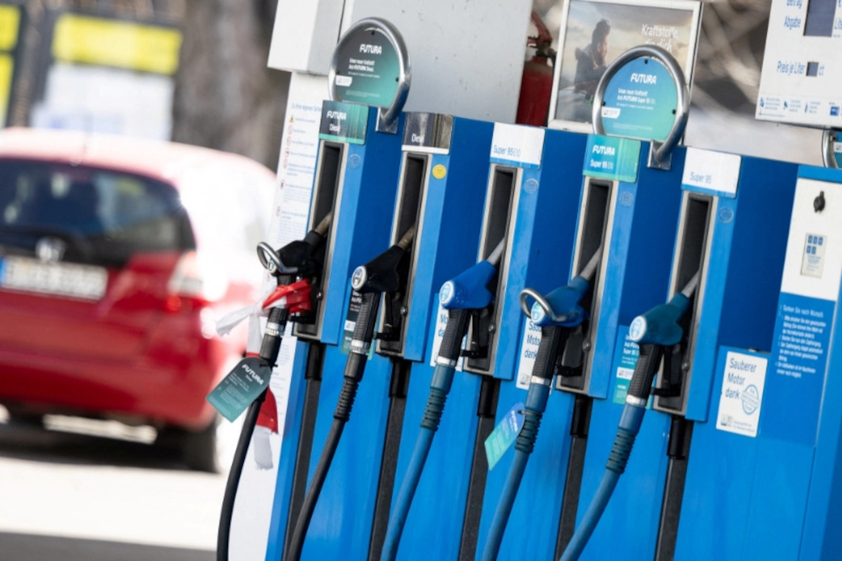 Un surtidor de gasolina en una estación de servicio. (REUTERS/ Axel Schmidt)