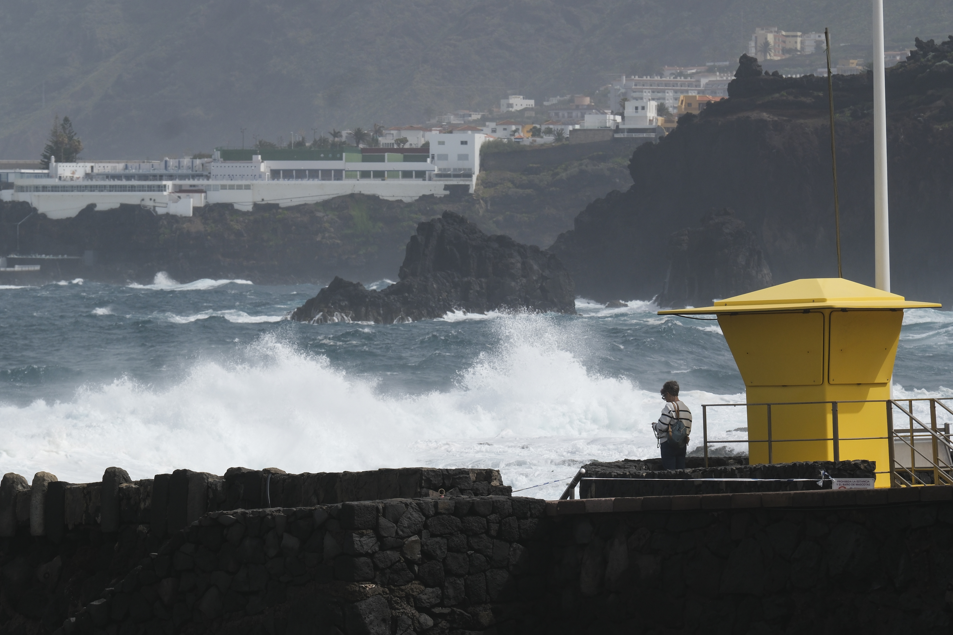El fuerte oleaje golpea la localidad de Jover, en Tenerife.