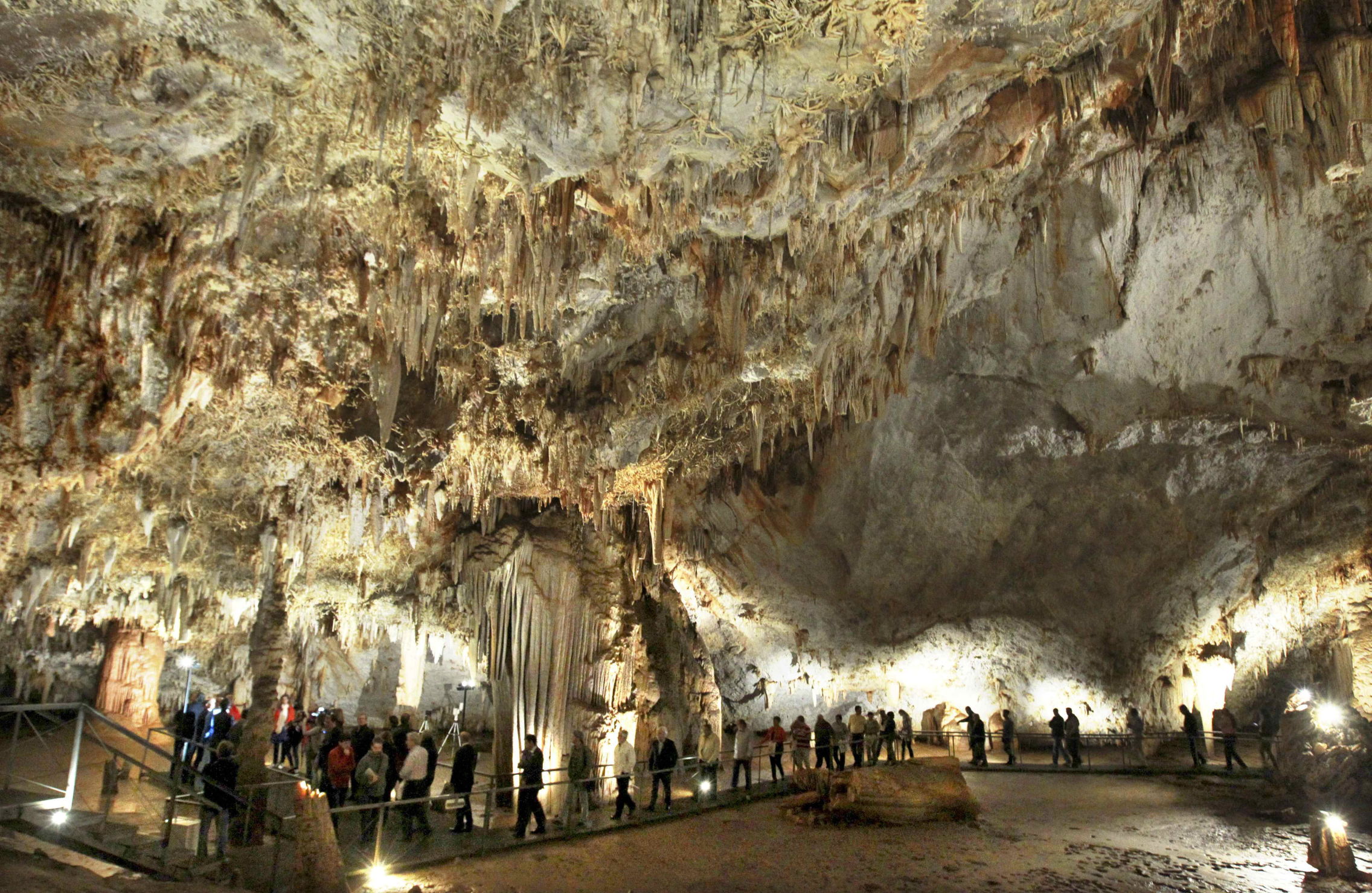 Foto: Interior de las singulares cuevas situadas en el municipio vizcaíno de Karrantza. (EFE/Alfredo Aldai)
