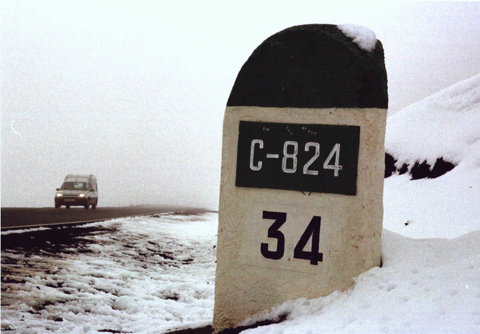 Una carretera de acceso al Teide, completamente nevada.