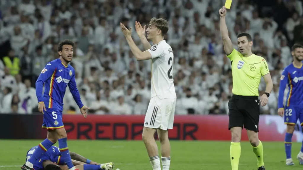 Huijsen recibiendo amarilla en el partido contra el Getafe
