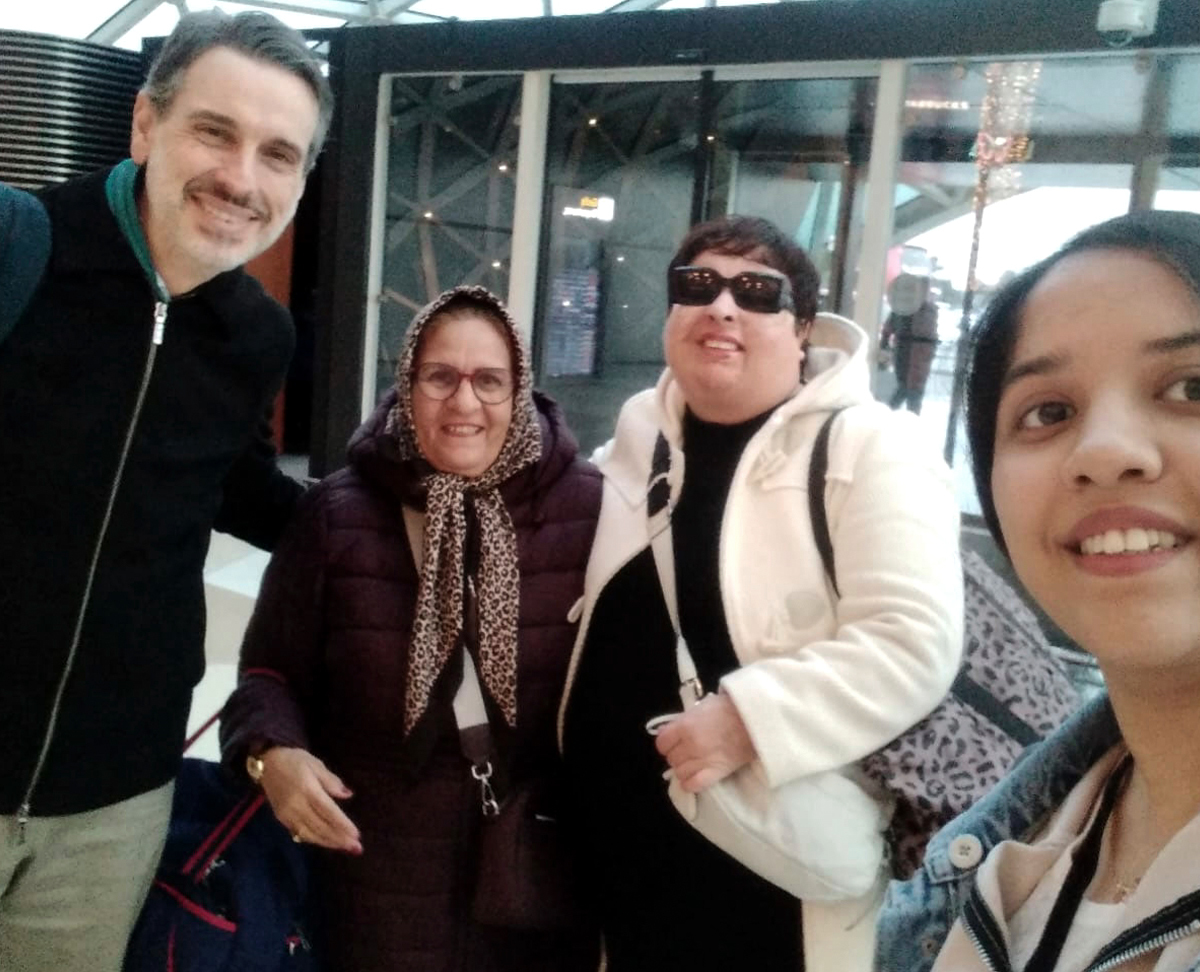 Ameneh (con gafas de sol), su madre, el embajador español y la estudiante Marjon en el aeropuerto de Bakú.