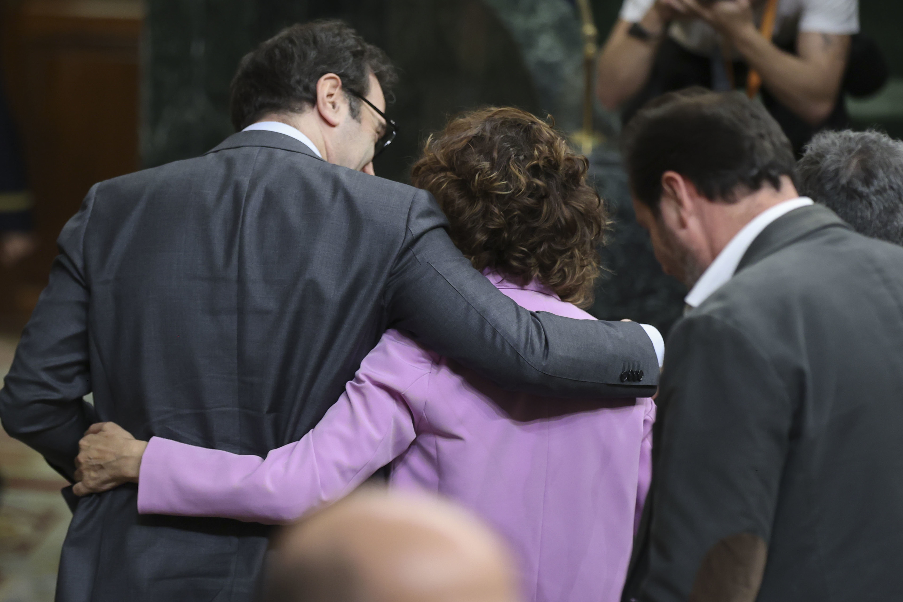 Cuerpo y Montero abandonan el Congreso abrazados.
