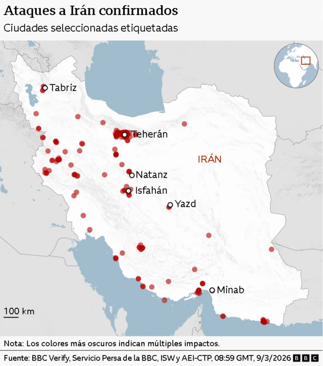 La imagen es un mapa de Irán con símbolos de puntos rojos que indican lugares que han sufrido uno o más ataques estadounidenses e israelíes. Además, se identifican algunas ciudades clave, como:- Tabriz (noroeste de Irán)- Teherán (centro-norte de Irán, la capital)- Isfahán (centro de Irán)- Yazd (centro de Irán)- Minab (sur de Irán)El mapa incluye un pequeño globo terráqueo en la esquina superior derecha que destaca la ubicación de Irán en Medio Oriente. El logotipo de la BBC aparece en la esquina inferior derecha. Las fronteras de los países vecinos y las costas están apenas delineadas, pero el enfoque se centra en la distribución de los lugares de ataque en Irán.
