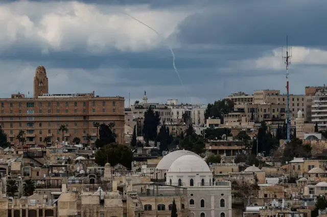 Humo de un misil sobre Jerusalén.