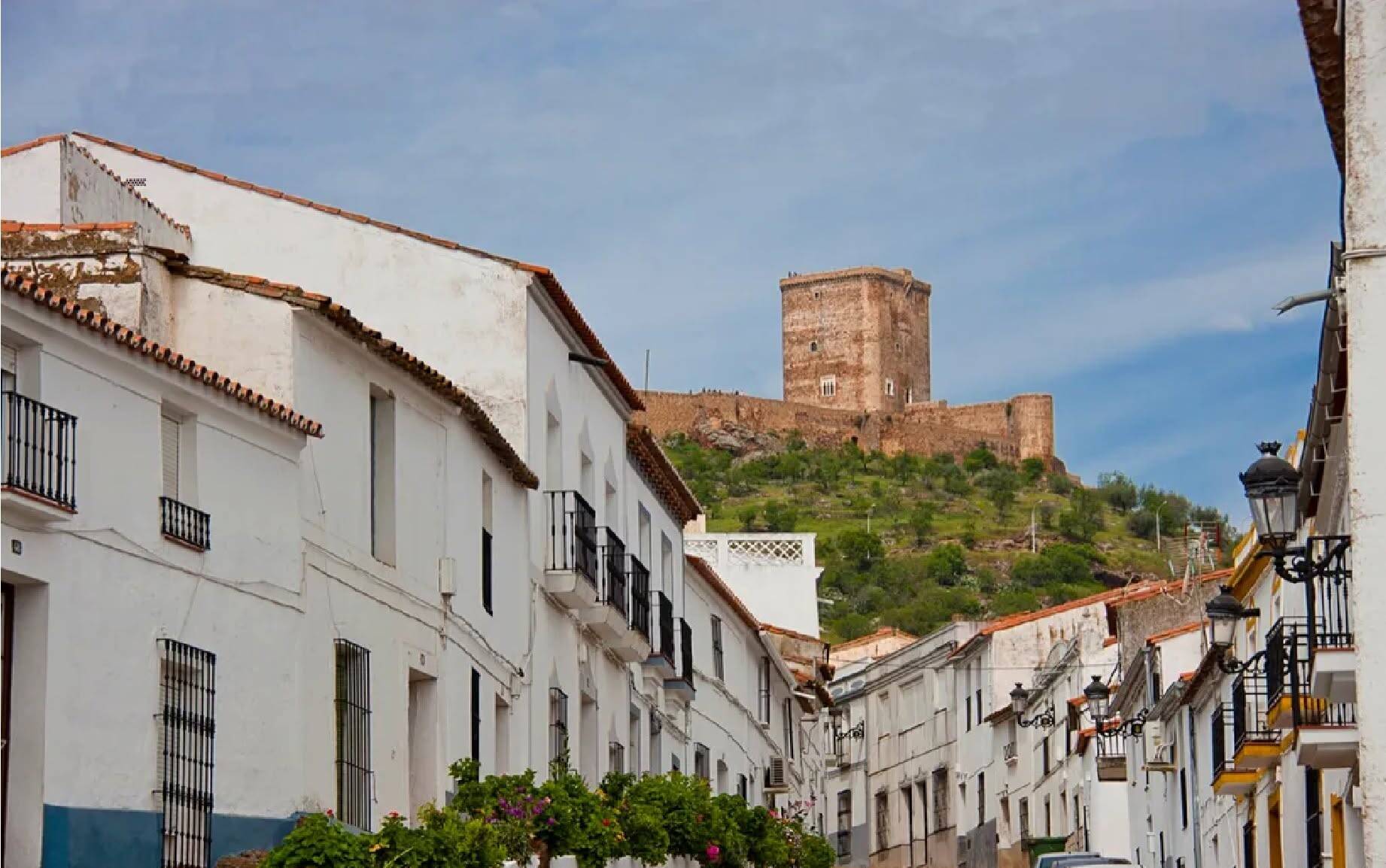Foto: Un castillo medieval residencia señorial de los duques de Feria. (Instagram/@redpatrimoniohistorico)