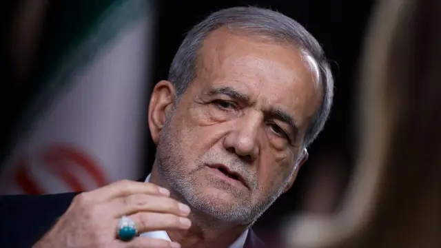 El presidente iraní, Masoud Pezeshkian, en una entrevista con una televisión.