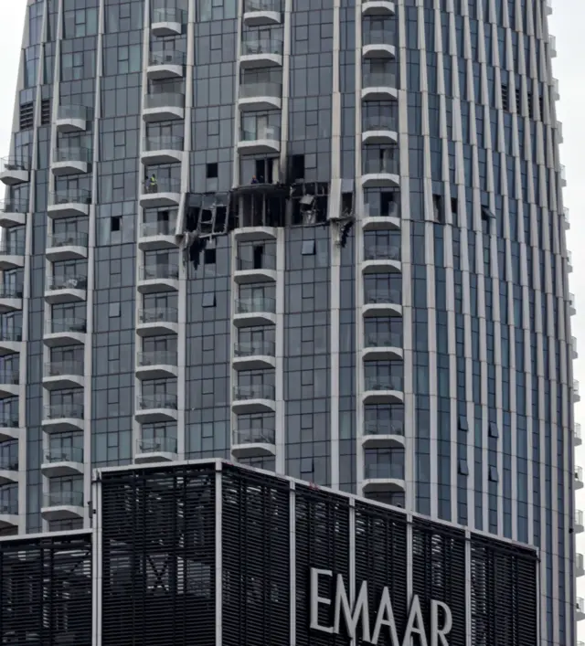Vista de la parte dañada de la Torre Dubai Creek Harbour tras el ataque con un dron iraní en Dubái