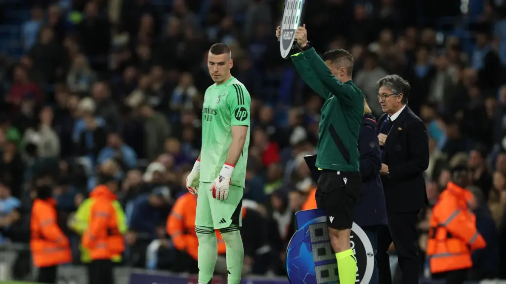 Lunin, esperando a entrar al césped para sustituir a Courtois.