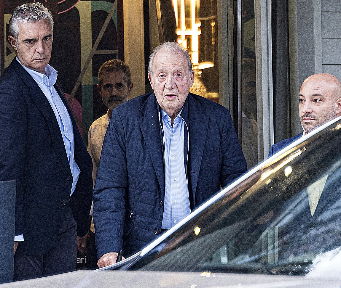 El Rey emérito Juan Carlos I a su salida de un restaurante en O Grove (Pontevedra) el pasado noviembre.