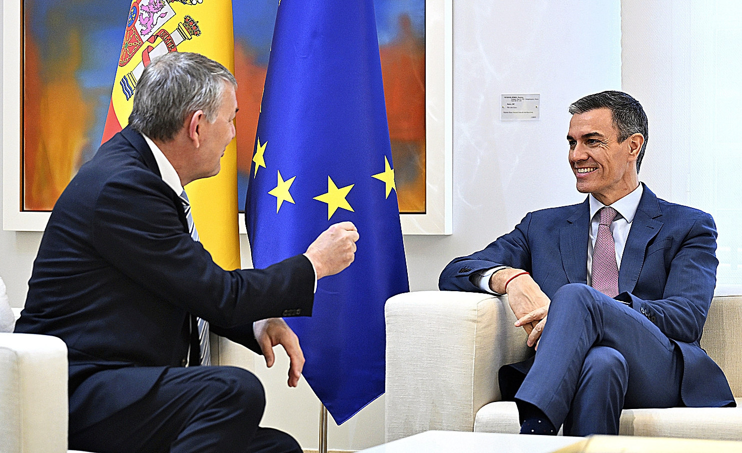 Pedro Sánchez conversa con Philippe Lazzarini, comisionado general de Naciones Unidas para los Refugiados de Palestina.