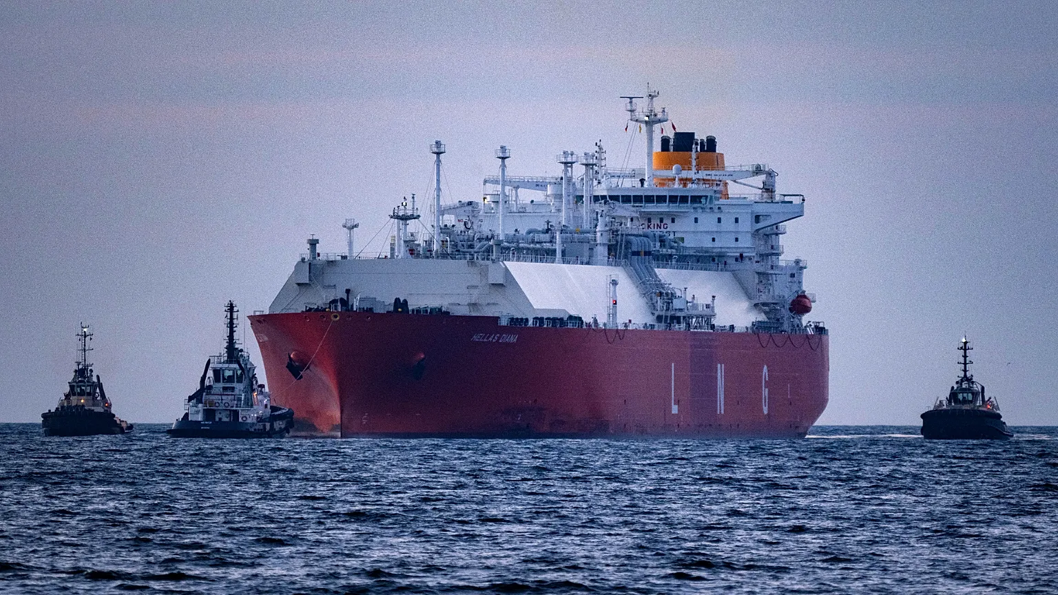 Accompanied by tugs, the LNG tanker "Hellas Diana" transports a cargo of LNG