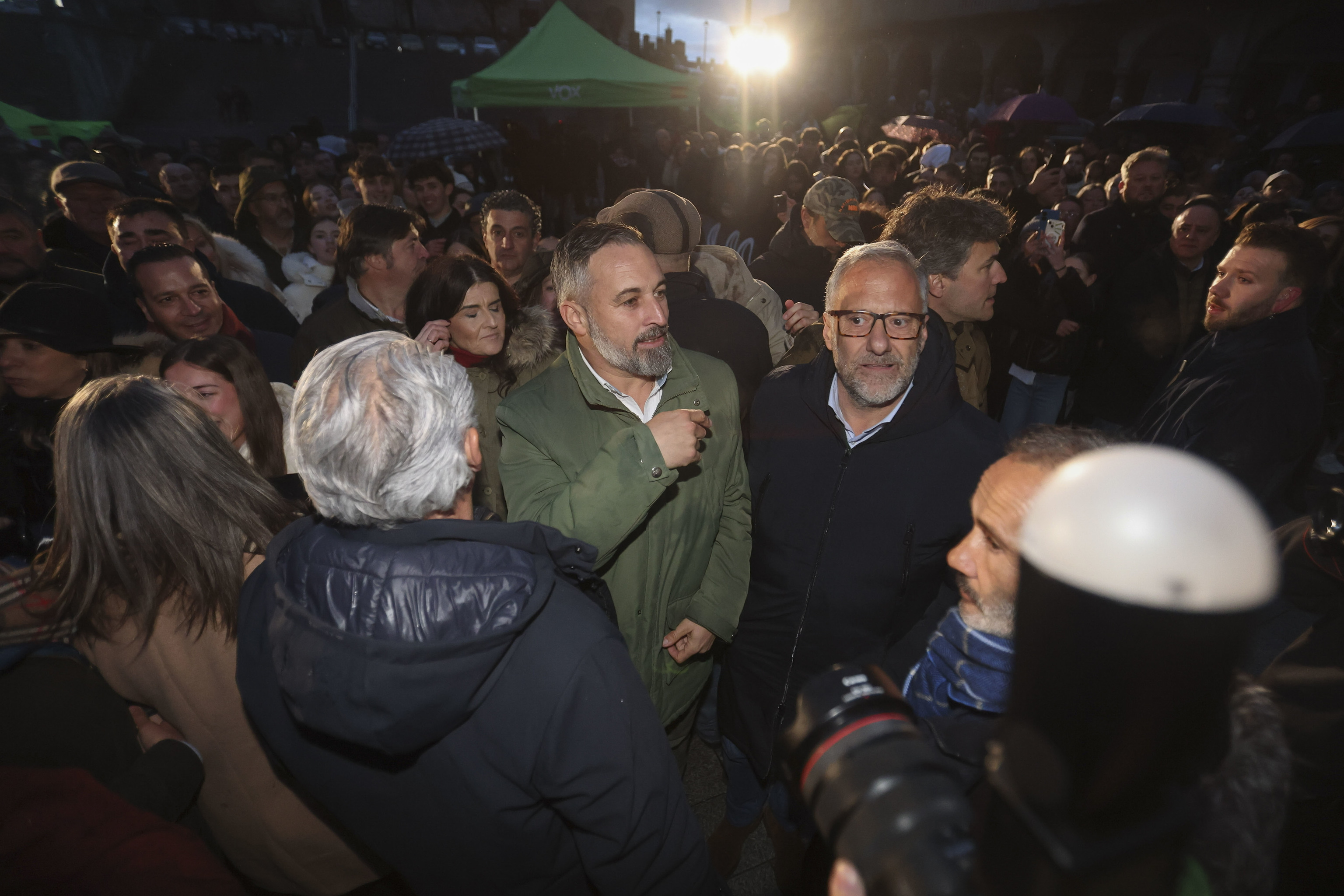 Santiago Abascal y el candidato de Vox en Castilla y León, Carlos Pollán, el lunes en Béjar (Salamanca)