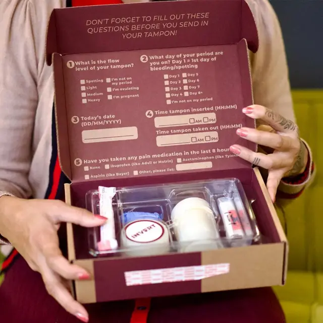 Caja que reciben las participantes en el estudio de NextGen Jane, con questionario en la tapa y utensilios necesarios