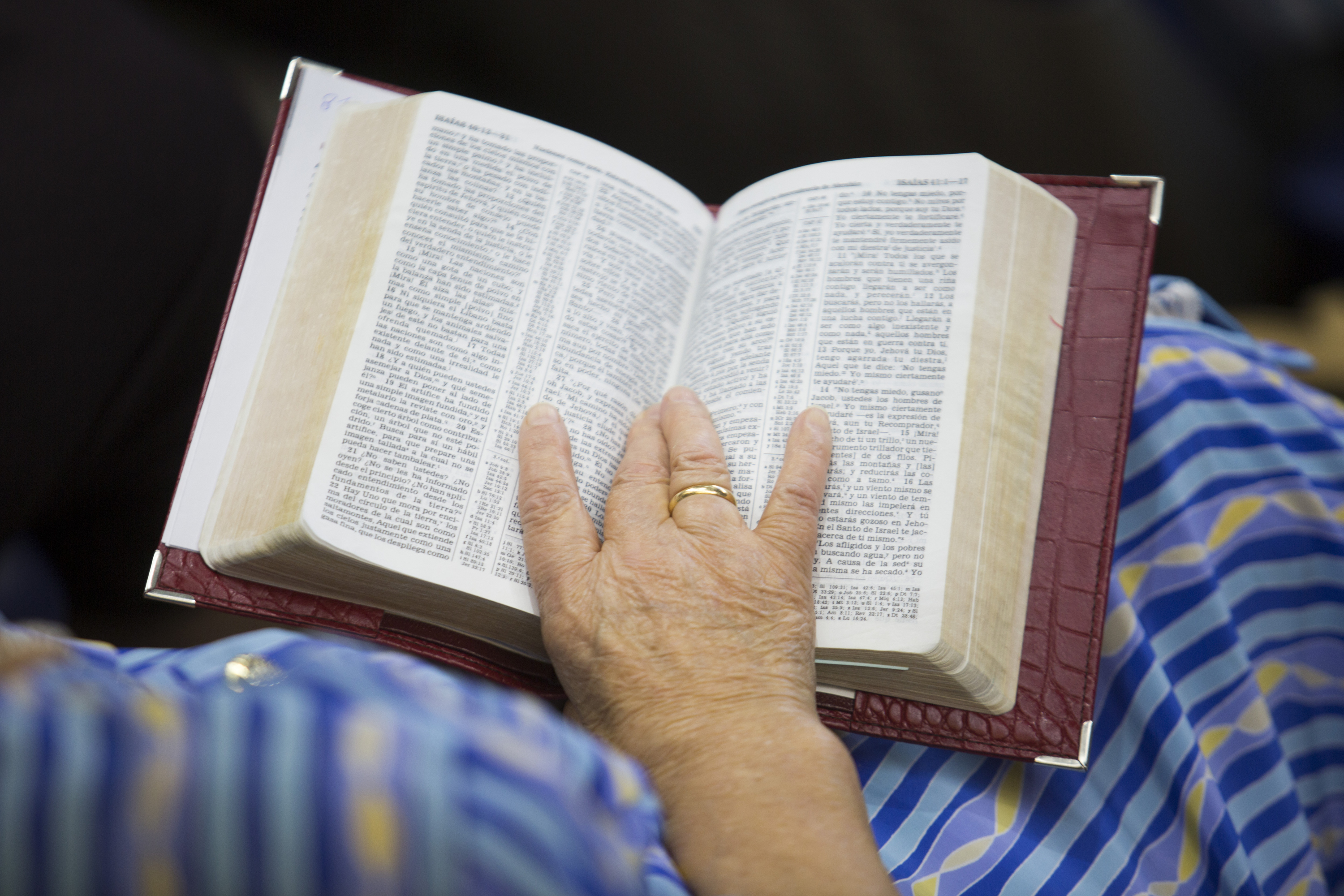 Una mujer sostiene una Biblia durante una asamblea de los Testigos de Jehova en Madrid.