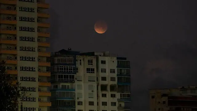 Unos bloques de apartamentos en La Habana totalmente a oscuras en la noche.