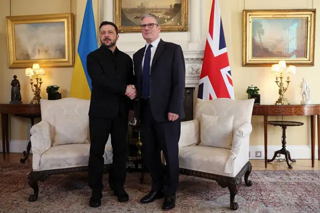 Keir Starmer recibe a Zelensky en Downing Street.