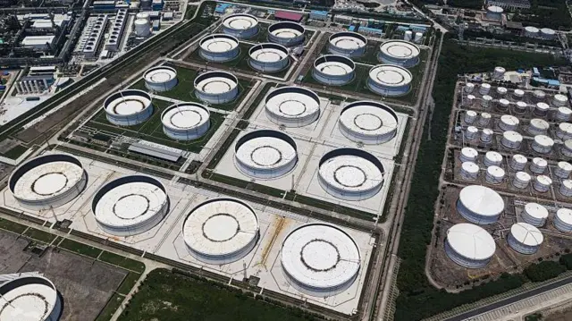 Depósitos de almacenamiento de petróleo en una planta de producción petroquímica en las afueras de Shanghái.