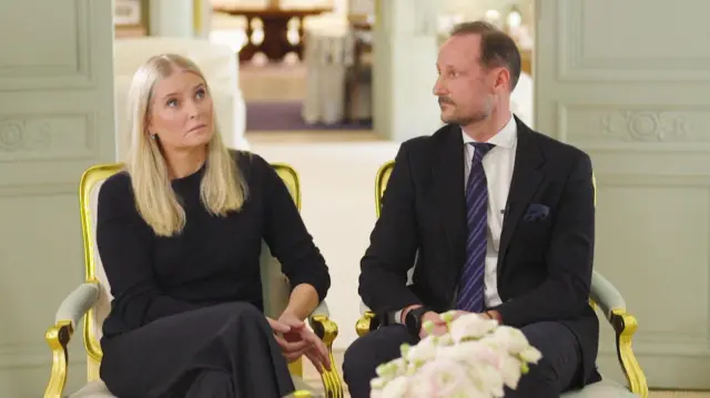 La princesa heredera sentada junto a su esposo durante la entrevista con la cadena pública noruega NRK