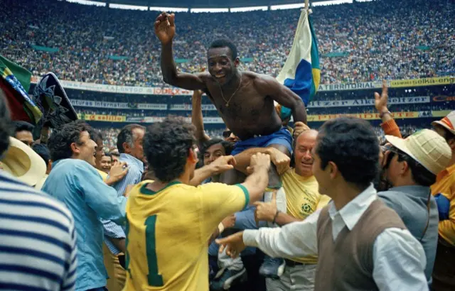 "Pelé" es cargado en hombros tras ganar el campeonato del mundo en 1970 en el Estadio Azteca
