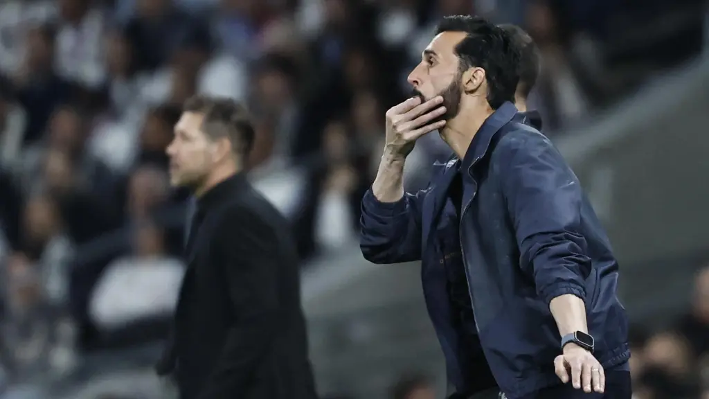 Arbeloa llama a sus jugadores durante el derbi, con Simeone de fondo