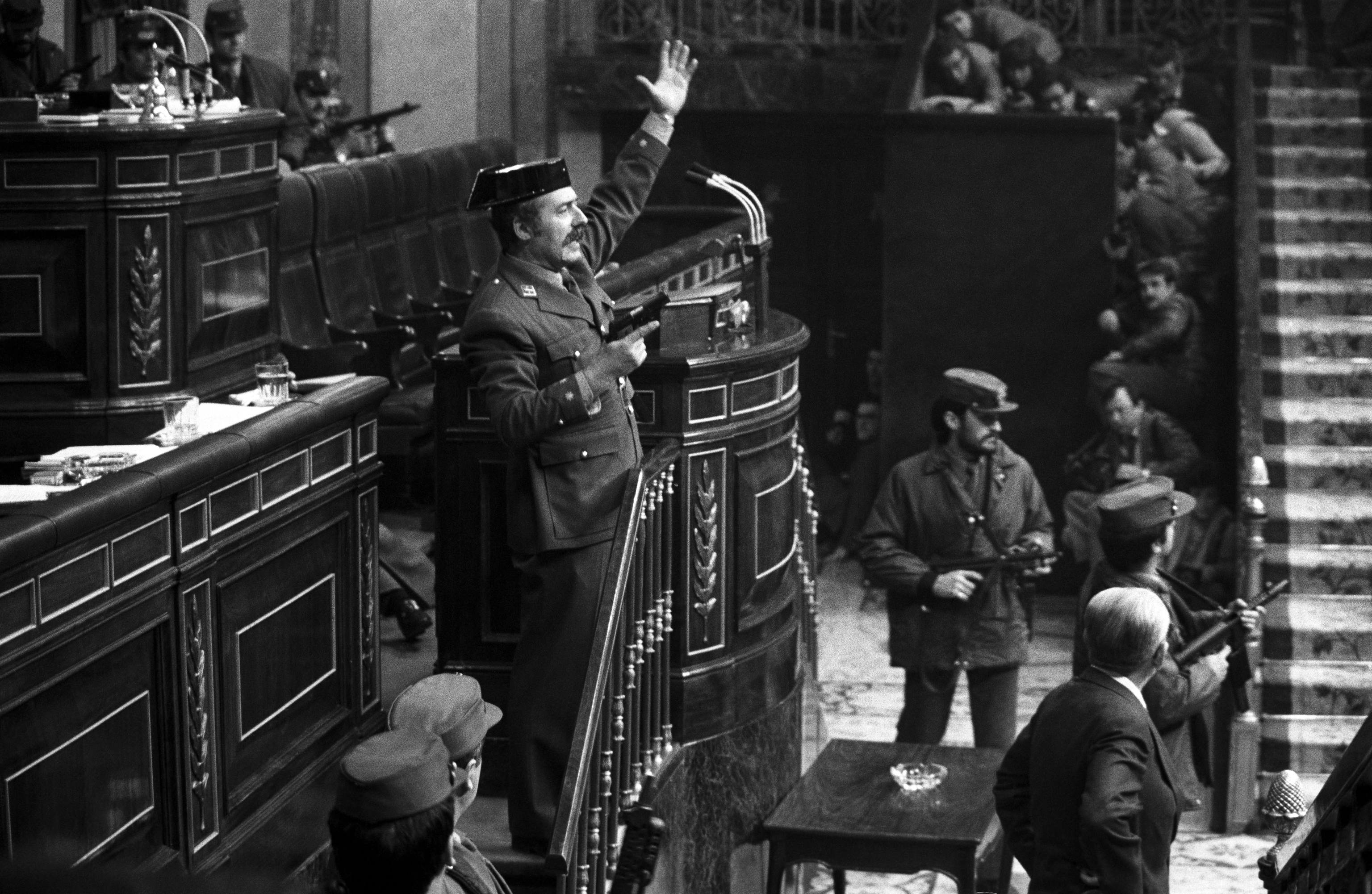 Antonio Tejero, en la tribuna del Congreso durante el golpe de Estado del 23-F.