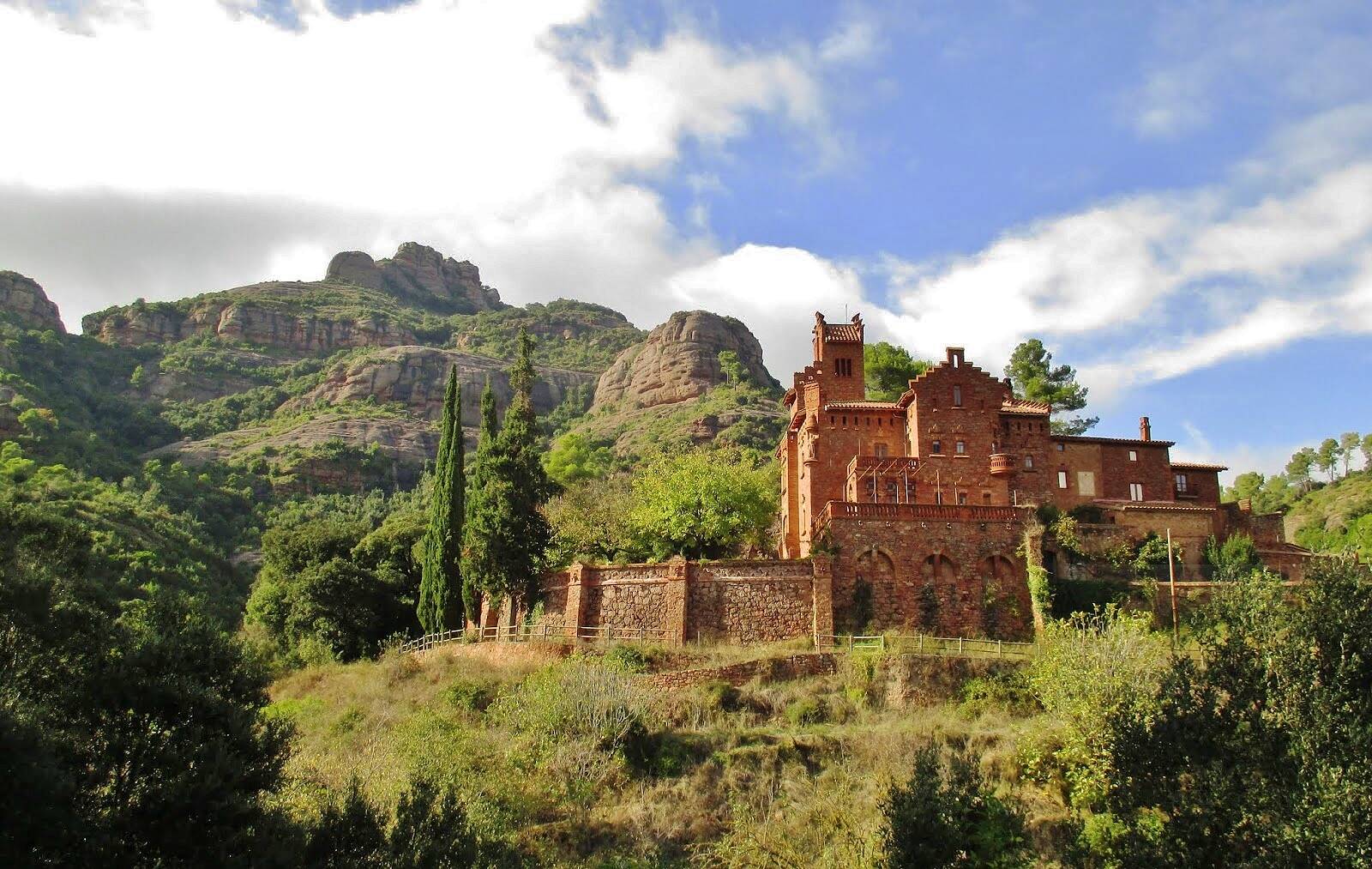 Foto: Situada a los pies del Montcau, fue la residencia de verano de la familia del poeta Joan Oliver, conocido como Pere Quart. (guimera.blog)