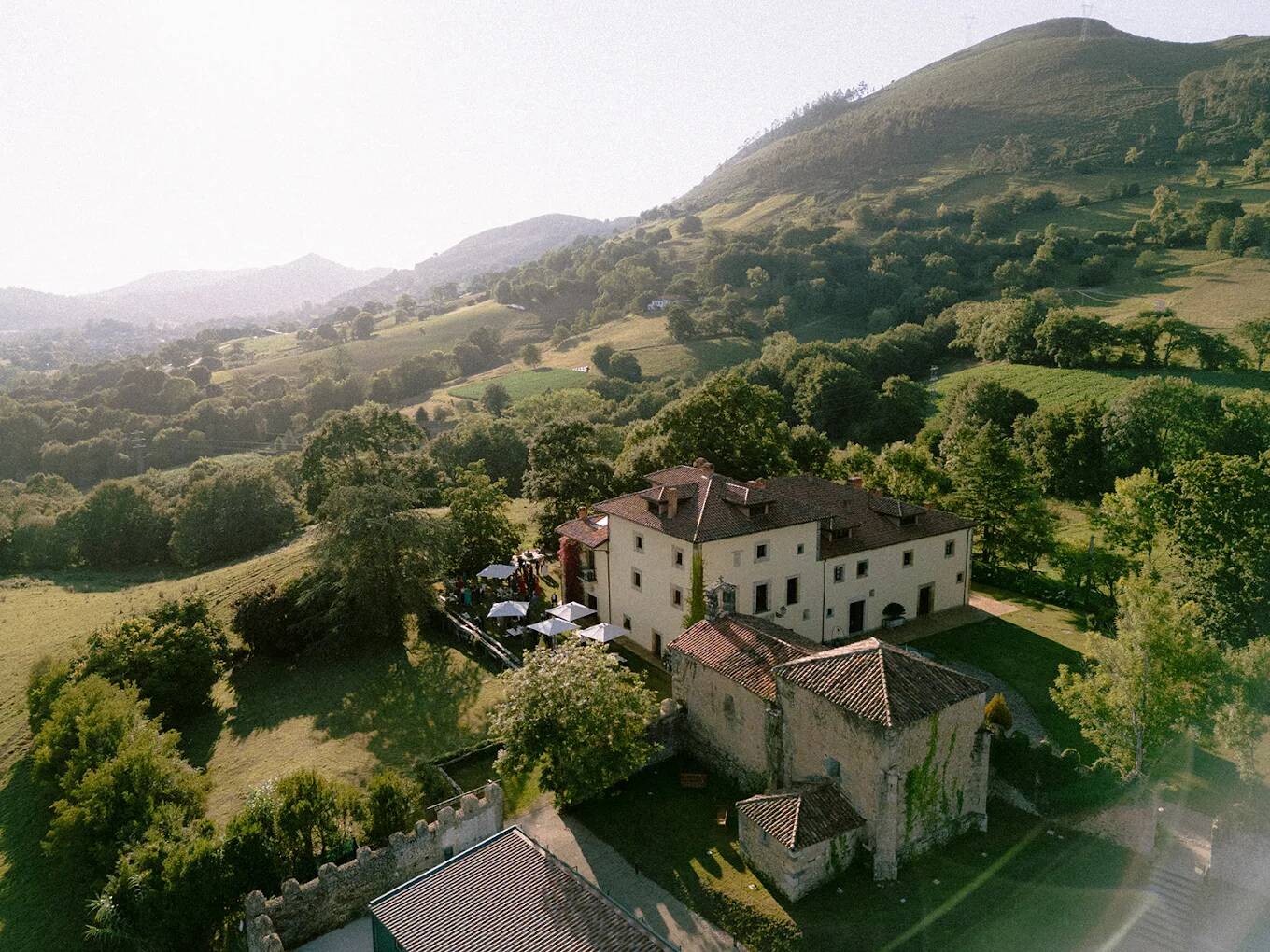Foto: Este palacio asturiano, hoy transformado en hotel, se integra entre prados y bosques del interior de Asturias. (Google)
