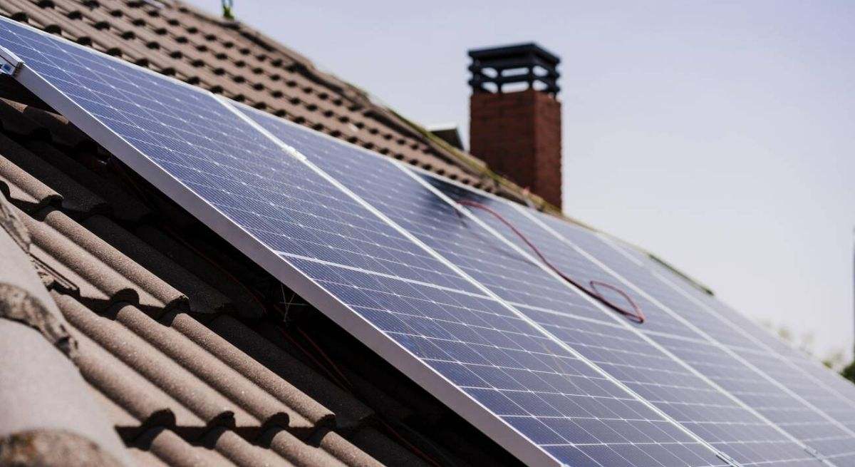 "En el tejado tengo una central eléctrica": un hombre explica cómo genera su propia energía con sus 18 placas solares
