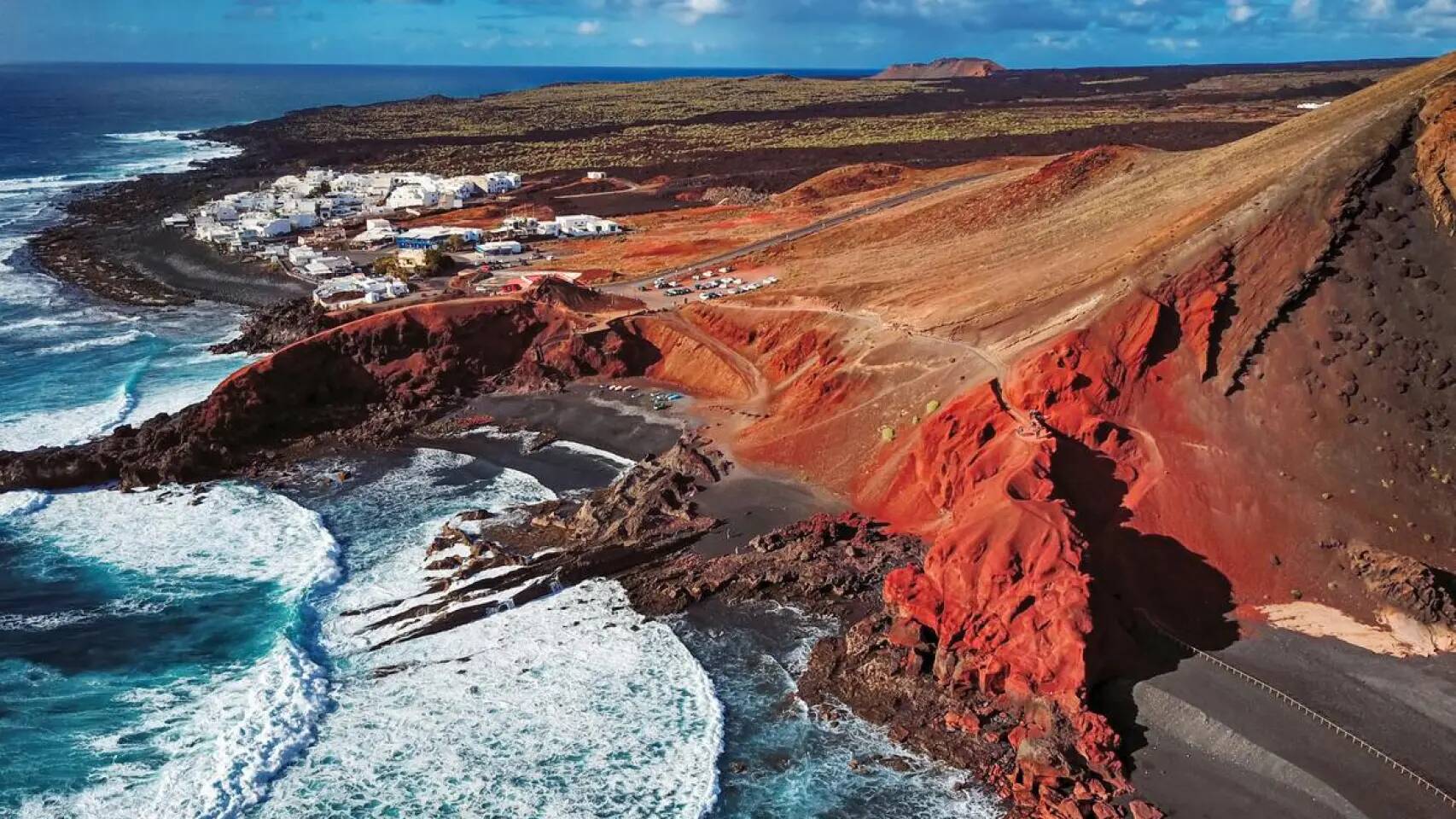 Foto: Imagen aérea del litoral de Canarias, un territorio nacido del fuego volcánico hace millones de años. (iStock)