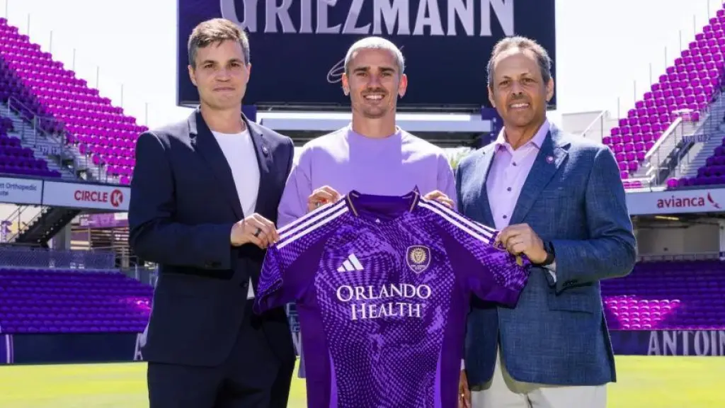 Griezmann posa con la camiseta del Orlando City.