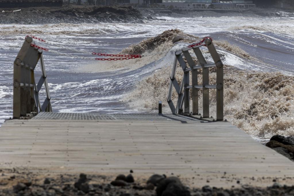 Vista de la playa de Arguineguín, en el municipio de Mogán (Gran Canaria), afectada por la borrasca Theresse.