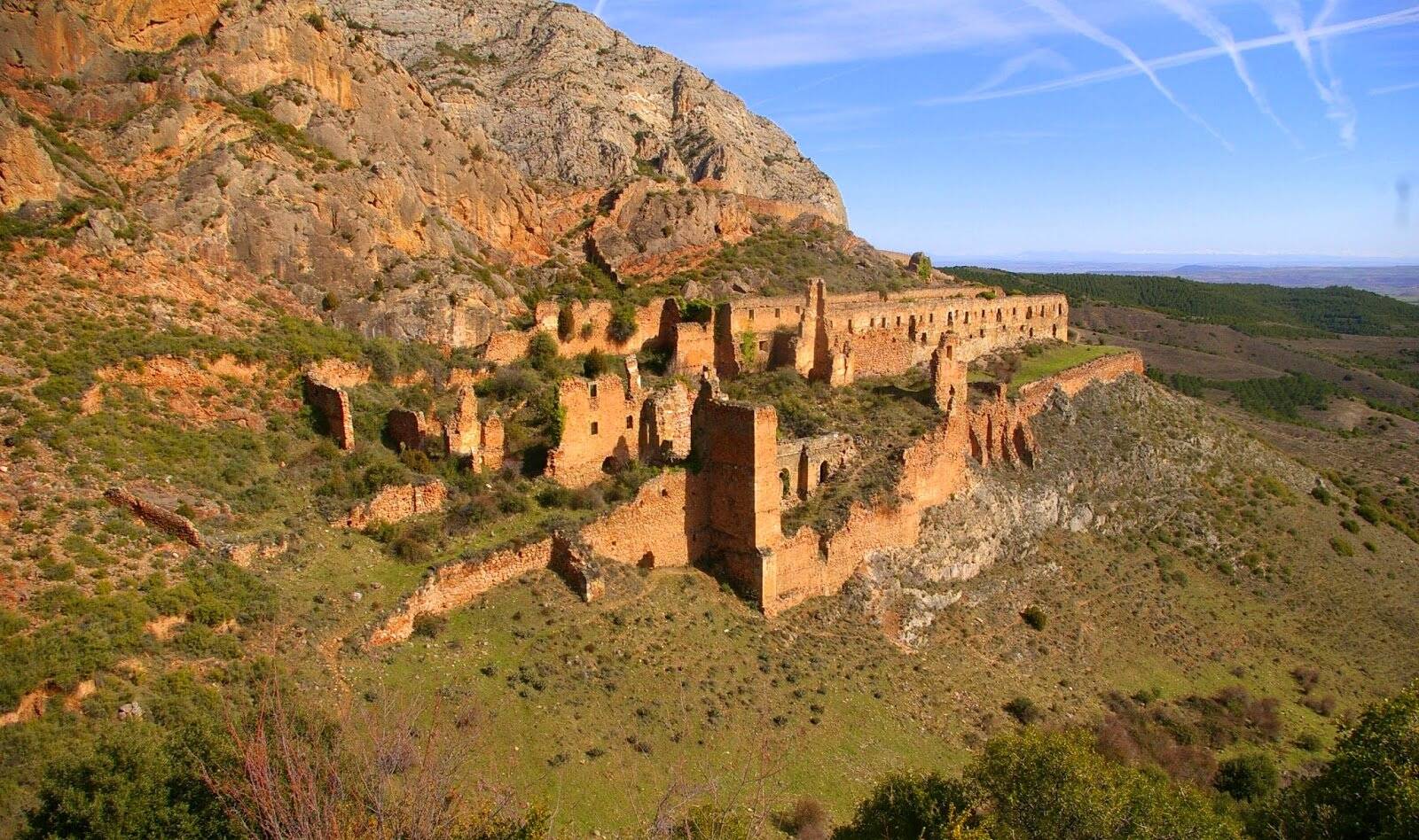 Foto: Ruinas de un antiguo monasterio riojano situado en lo alto de una ladera rocosa, dominando el amplio valle que se abre hacia el río Leza. (Extraída de X)