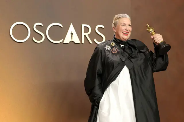 Kate Hawley, ganadora del premio a Mejor Diseño de Vestuario por "Frankenstein", posa en la sala de prensa durante la 98ª entrega de los Oscars en el Dolby Theatre el 15 de marzo de 2026 en Hollywood, California. (Foto de Frazer Harrison/Getty Images)