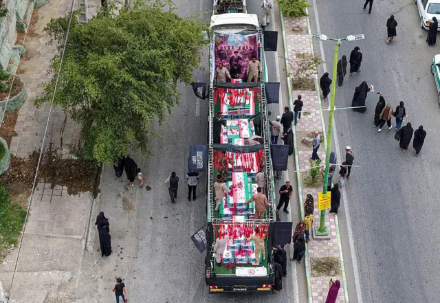 Un camión transporta varios ataúdes