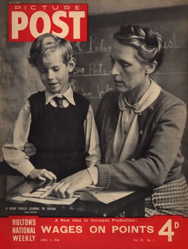 Foto de una profesora con un niño, leyendo un libro