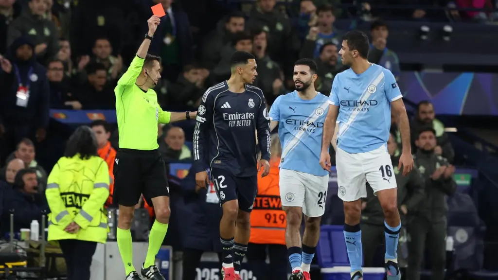 El árbitro Clement Turpin le muestra la tarjeta roja a Bernardo Silva.