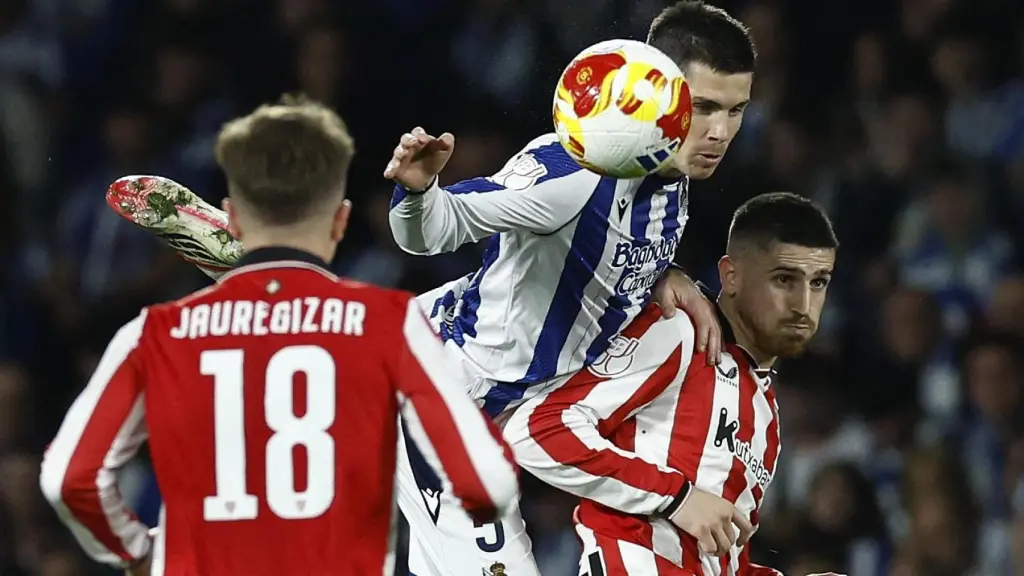 Zubeldia lucha por el balón con Sancet.