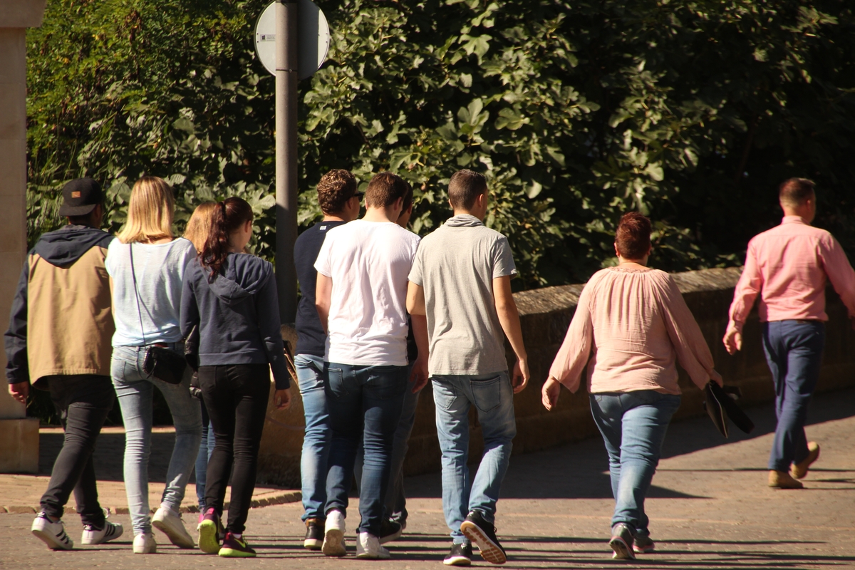 Un grupo de jóvenes paseando.